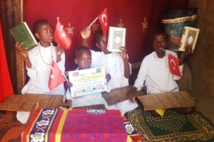 Afrika Kamerun'da Kuranikerim Dağıtımlarımız devam ediyor Yetimi yoksulu gozetenler uluslararası insani yardım ve eğitim derneği 