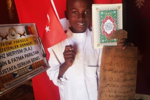Afrika Kamerun'da Kuranikerim Dağıtımlarımız devam ediyor Yetimi yoksulu gozetenler uluslararası insani yardım ve eğitim derneği 