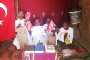 Afrika Kamerun'da Kuranikerim Dağıtımlarımız devam ediyor Yetimi yoksulu gozetenler uluslararası insani yardım ve eğitim derneği 