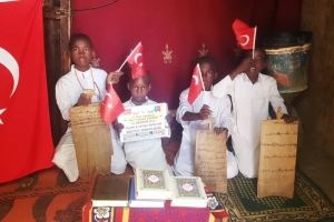 Afrika Kamerun'da Kuranikerim Dağıtımlarımız devam ediyor Yetimi yoksulu gozetenler uluslararası insani yardım ve eğitim derneği 