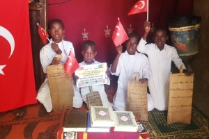 Afrika Kamerun'da Kuranikerim Dağıtımlarımız devam ediyor Yetimi yoksulu gozetenler uluslararası insani yardım ve eğitim derneği 