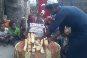Afrika Madagaskar'da bize iletilen ekmeklerin dağıtımını yaptık 