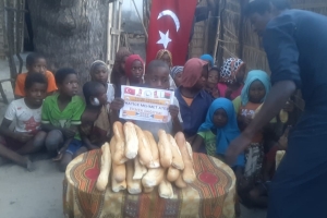 Afrika Madagaskar'da bize iletilen ekmeklerin dağıtımını yaptık 