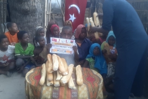 Afrika Madagaskar'da bize iletilen ekmeklerin dağıtımını yaptık 