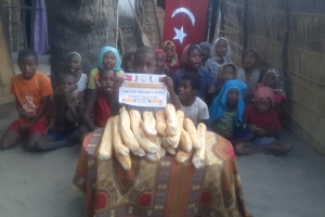 Afrika Madagaskar'da bize iletilen ekmeklerin dağıtımını yaptık 