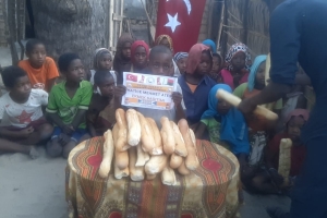 Afrika Madagaskar'da bize iletilen ekmeklerin dağıtımını yaptık 
