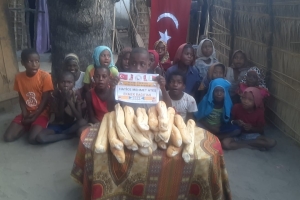 Afrika Madagaskar'da bize iletilen ekmeklerin dağıtımını yaptık 