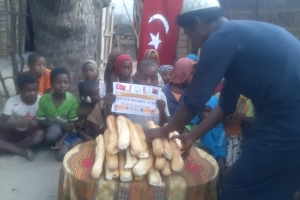 Afrika Madagaskar'da bize iletilen ekmeklerin dağıtımını yaptık 