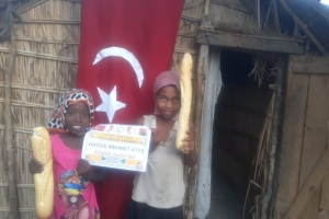 Afrika Madagaskar'da bize iletilen ekmeklerin dağıtımını yaptık 
