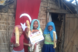 Afrika Madagaskar'da bize iletilen ekmeklerin dağıtımını yaptık 