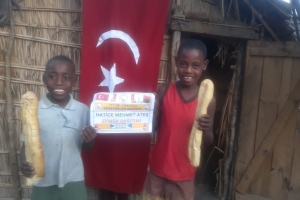 Afrika Madagaskar'da bize iletilen ekmeklerin dağıtımını yaptık 