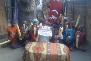 Afrika Madagaskar'da bize iletilen ekmeklerin dağıtımını yaptık 