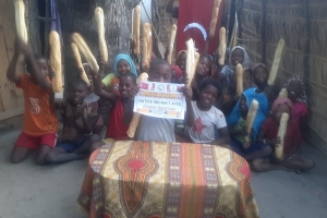 Afrika Madagaskar'da bize iletilen ekmeklerin dağıtımını yaptık 