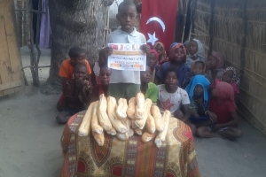 Afrika Madagaskar'da bize iletilen ekmeklerin dağıtımını yaptık 