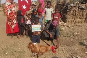 Afrika Madagaskar ülkesinde yetim ve yoksul aileler için akika kurbanı kestirip evlerinde ziyaret ederek etlerin dağıtımını yaptık