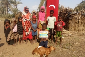 Afrika Madagaskar ülkesinde yetim ve yoksul aileler için akika kurbanı kestirip evlerinde ziyaret ederek etlerin dağıtımını yaptık