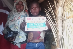 Afrika Madagaskar ülkesinde yetim ve yoksul aileler için akika kurbanı kestirip evlerinde ziyaret ederek etlerin dağıtımını yaptık