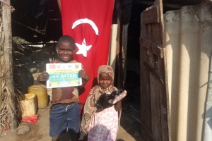 Afrika Madagaskar ülkesinde yetim ve yoksul aileler için akika kurbanı kestirip evlerinde ziyaret ederek etlerin dağıtımını yaptık