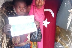 Afrika Madagaskar ülkesinde yetim ve yoksul aileler için akika kurbanı kestirip evlerinde ziyaret ederek etlerin dağıtımını yaptık