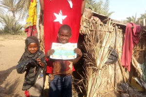 Afrika Madagaskar ülkesinde yetim ve yoksul aileler için akika kurbanı kestirip evlerinde ziyaret ederek etlerin dağıtımını yaptık