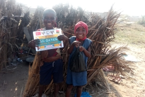 Afrika Madagaskar ülkesinde yetim ve yoksul aileler için akika kurbanı kestirip evlerinde ziyaret ederek etlerin dağıtımını yaptık