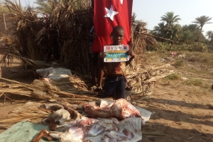 Afrika Madagaskar ülkesinde yetim ve yoksul aileler için akika kurbanı kestirip evlerinde ziyaret ederek etlerin dağıtımını yaptık