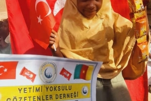 Afrika kamerun'da yetim ve yoksul çocuklara bisküvi dağıtarak sevinçlerine ortak olduk