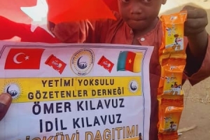 Afrika kamerun'da yetim ve yoksul çocuklara bisküvi dağıtarak sevinçlerine ortak olduk
