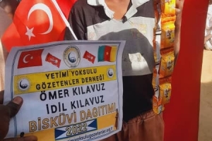 Afrika kamerun'da yetim ve yoksul çocuklara bisküvi dağıtarak sevinçlerine ortak olduk