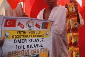 Afrika kamerun'da yetim ve yoksul çocuklara bisküvi dağıtarak sevinçlerine ortak olduk