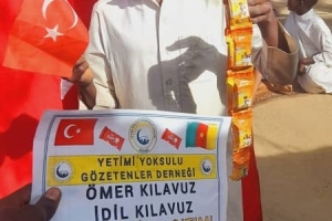 Afrika kamerun'da yetim ve yoksul çocuklara bisküvi dağıtarak sevinçlerine ortak olduk