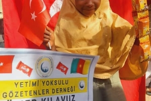 Afrika kamerun'da yetim ve yoksul çocuklara bisküvi dağıtarak sevinçlerine ortak olduk