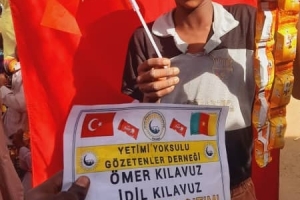 Afrika kamerun'da yetim ve yoksul çocuklara bisküvi dağıtarak sevinçlerine ortak olduk