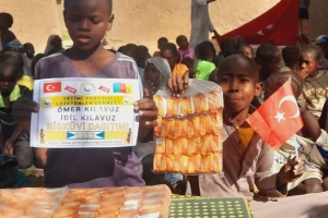 Afrika kamerun'da yetim ve yoksul çocuklara bisküvi dağıtarak sevinçlerine ortak olduk