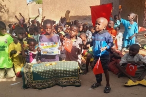 Afrika kamerun'da yetim ve yoksul çocuklara bisküvi dağıtarak sevinçlerine ortak olduk