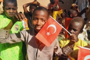 Afrika kamerun'da yetim ve yoksul çocuklara bisküvi dağıtarak sevinçlerine ortak olduk