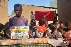 Afrika kamerun'da yetim ve yoksul çocuklara bisküvi dağıtarak sevinçlerine ortak olduk