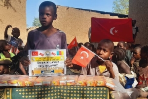 Afrika kamerun'da yetim ve yoksul çocuklara bisküvi dağıtarak sevinçlerine ortak olduk