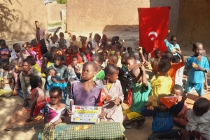 Afrika kamerun'da yetim ve yoksul çocuklara bisküvi dağıtarak sevinçlerine ortak olduk