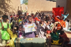 Afrika kamerun'da yetim ve yoksul çocuklara bisküvi dağıtarak sevinçlerine ortak olduk