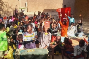 Afrika kamerun'da yetim ve yoksul çocuklara bisküvi dağıtarak sevinçlerine ortak olduk