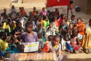 Afrika kamerun'da yetim ve yoksul çocuklara bisküvi dağıtarak sevinçlerine ortak olduk