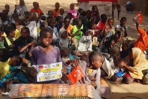 Afrika kamerun'da yetim ve yoksul çocuklara bisküvi dağıtarak sevinçlerine ortak olduk