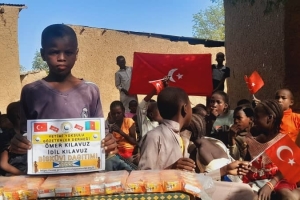 Afrika kamerun'da yetim ve yoksul çocuklara bisküvi dağıtarak sevinçlerine ortak olduk