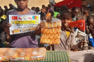 Afrika kamerun'da yetim ve yoksul çocuklara bisküvi dağıtarak sevinçlerine ortak olduk