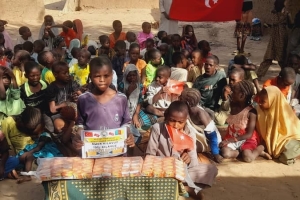 Afrika kamerun'da yetim ve yoksul çocuklara bisküvi dağıtarak sevinçlerine ortak olduk