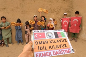 Afganistan cevizcan Bölgesi'ndeki yetim yoksul çocuklara ekmek dağıtımında bulunduk