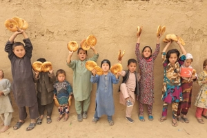 Afganistan cevizcan Bölgesi'ndeki yetim yoksul çocuklara ekmek dağıtımında bulunduk