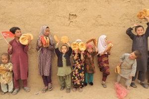 Afganistan cevizcan Bölgesi'ndeki yetim yoksul çocuklara ekmek dağıtımında bulunduk