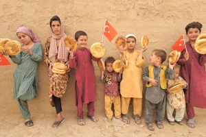 Afganistan cevizcan Bölgesi'ndeki yetim yoksul çocuklara ekmek dağıtımında bulunduk